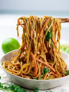 THAI NOODLES WITH SHREDDED VEGETABLES AND PEANUTS