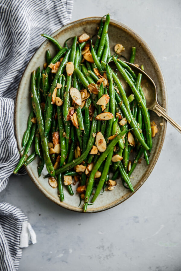 GARLIC-ROASTED GREEN BEANS WITH TOASTED ALMONDS