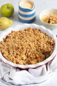 CINNAMON APPLE & PEAR CRUMBLE WITH OAT TOPPING